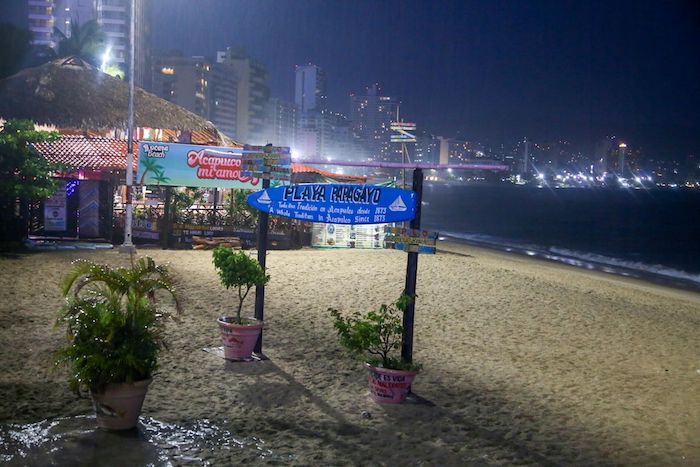 Trabajos de prevención por el huracán "Otis" en el puerto de Acapulco, Guerrero.