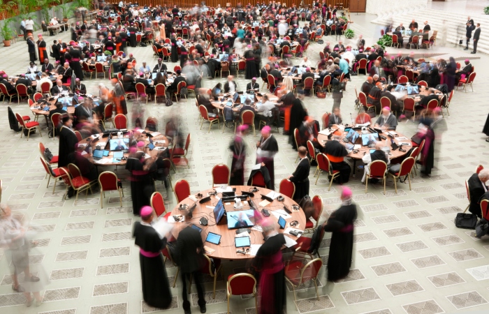 El papa Francisco inicia una sesión de la asamblea general del sínodo de obispos en el Vaticano, el sábado 28 de octubre de 2023.