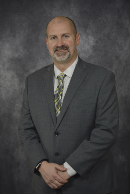 En esta foto proporcionda por el Concejo Legislativo de Dakota del Norte, el Senador estatal republicano, Doug Larsen, representa esta foto del 4 de diciembre de 2022, en el capitolio estatal de Bismarck. Foto: Concejo Legislativo de Dakota