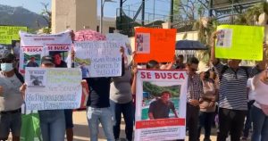 Familiares de capitanes y tripulantes de embarcaciones que se encuentran desaparecidos desde el impacto del huracán "Otis" en Acapulco. Foto: Twitter @Funesta