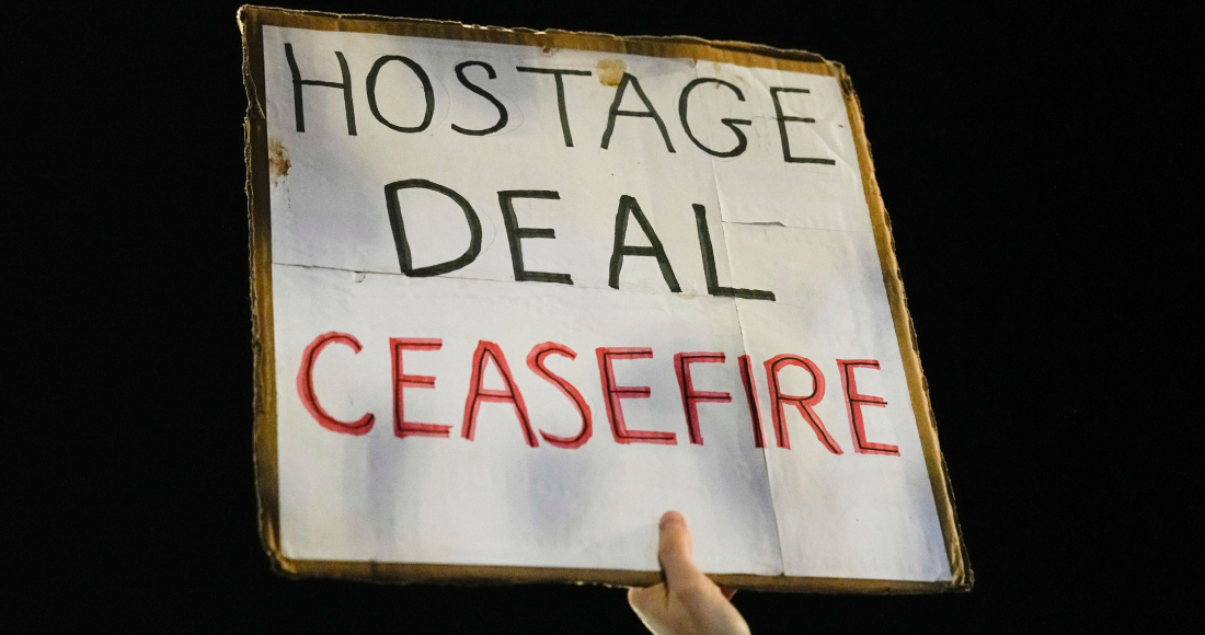 Familias y amigos de unos 240 rehenes tomados por Hamás y llevados a la Franja de Gaza piden al primer ministro israelí Benjamin Netanyahu que los traiga a casa durante una protesta, el martes 21 de noviembre de 2023, en Tel Aviv, Israel. El letrero dice: "Acuerdo sobre los rehenes. Cese del fuego". Foto: Ariel Schalit, AP.