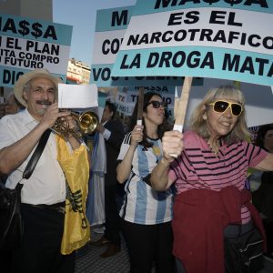 Partidarios de Javier Milei esperan el inicio de un mitin en Buenos Aires, Argentina, el 11 de noviembre de 2023.