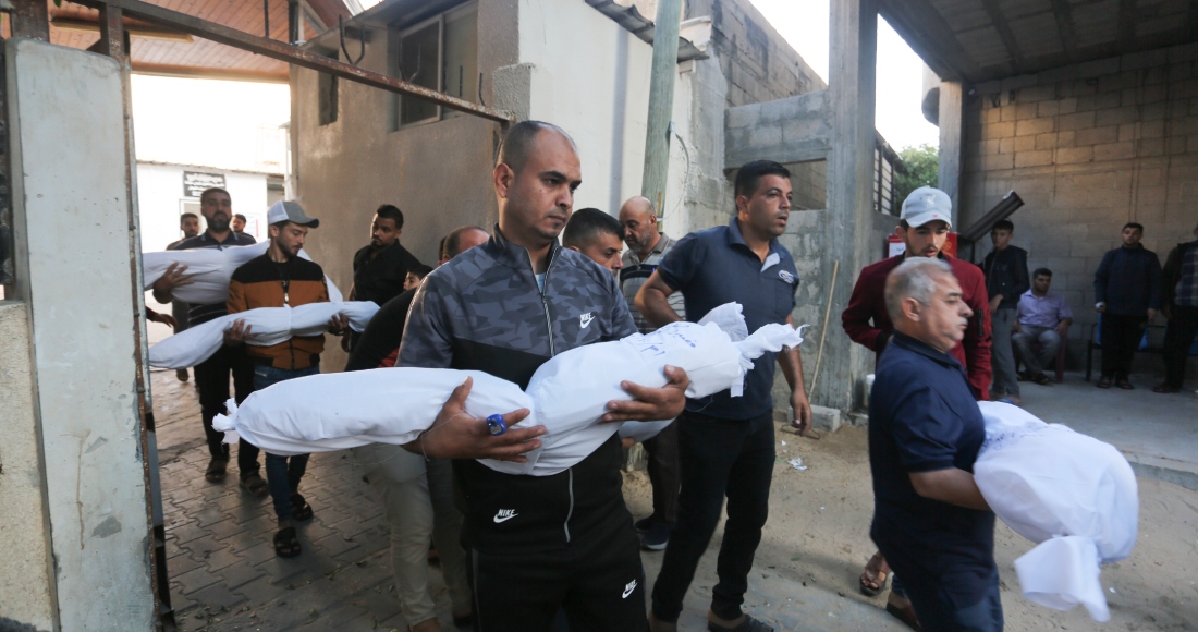 Palestinos trasladan los cuerpos de la familia Hijazi, asesinados en un ataque israelí en Rafah, en la Franja de Gaza, el 31 de octubre de 2023.