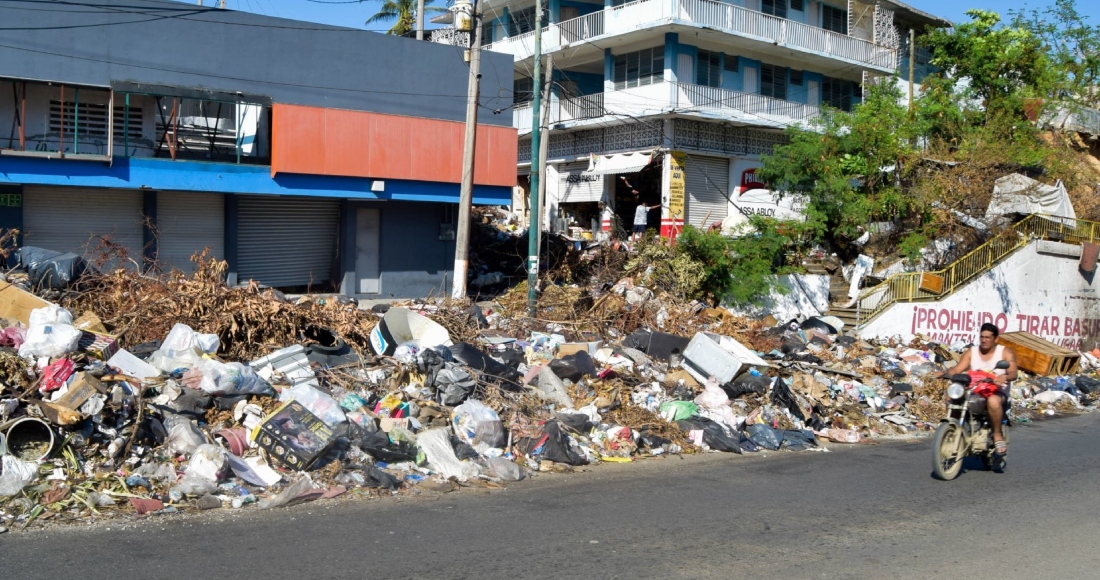Grandes cantidades de basura se pueden observar en distintas zonas del puerto de Acapulco, tras 18 días del paso del huracán "Otis”, lo que ha comenzado a provocar enfermedades gastrointestinales en los habitantes.