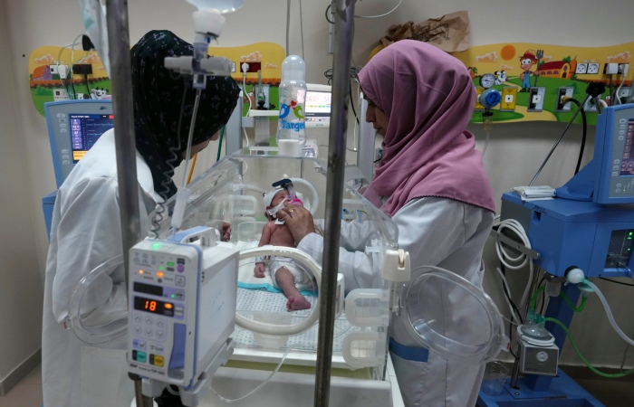 Doctoras palestinas atienden a un bebé nacido prematuramente en el hospital Al Aqsa, el domingo 22 de octubre de 2023, en Deir el Balah, Franja de Gaza.
