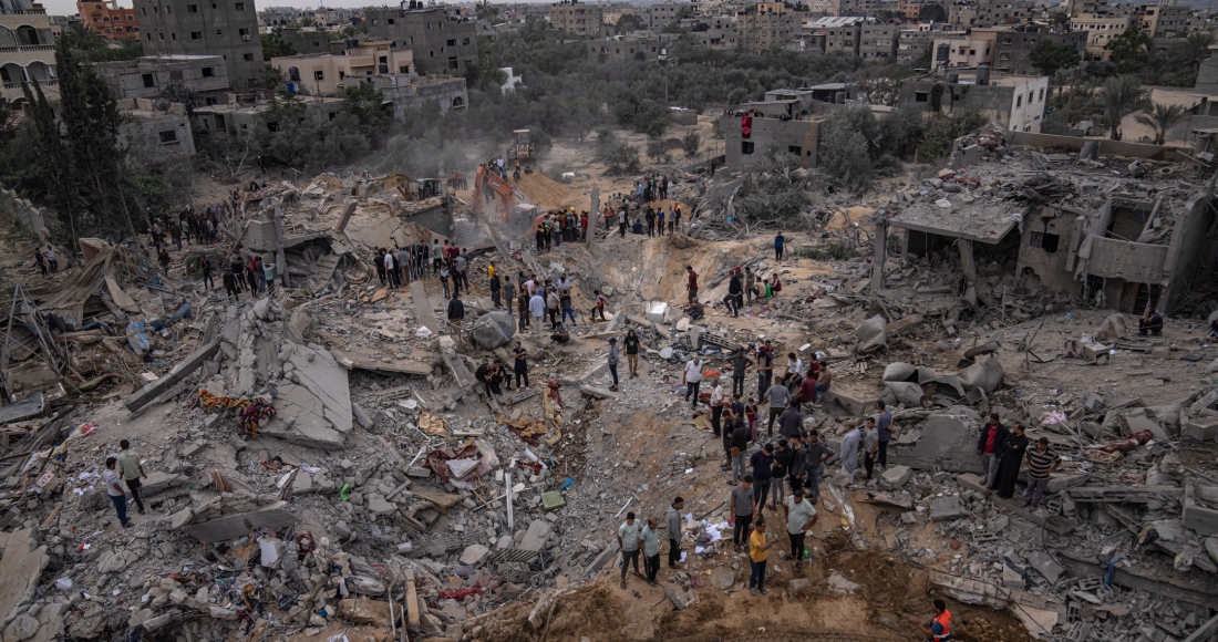 Palestinos buscan sobrevivientes luego de un ataque aéreo de Israel en Jan Yunis, en el sur de la Franja de Gaza.