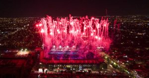 Fuegos artificiales durante la ceremonia de clausura de los Juegos Panamericanos en el estadio Bicentenario en Santiago, Chile, el domingo, 5 de noviembre de 2023. (AP Foto/Matías Basualdo)