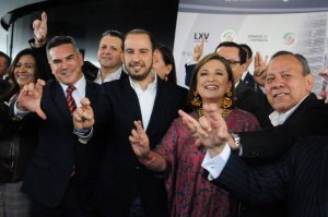Xóchitl Gálvez ofreció una conferencia de prensa en su último día como senadora antes de pedir licencia y dedicarse a su precampaña rumbo a la presidencia, la aún senadora estuvo acompañada por los dirigentes de la alianza Va por México, Alejandro Moreno del PRI, Marko Cortés del PAN y Jesús Zambrano del PRD.