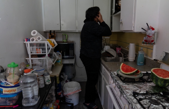 Deneffy Sánchez, de 15 años, se limpia la cara en la cocina de un apartamento tipo estudio que su familia comparte con dos compañeros de piso, el sábado 9 de septiembre de 2023, en Los Ángeles. Es el tercer apartamento que su familia ha tenido que compartir con desconocidos este año, en un intento por evitar ir a parar a los albergues para personas sin hogar. Deneffy es uno de 13 mil alumnos sin hogar en el Distrito Escolar Unificado de Los Ángeles. 