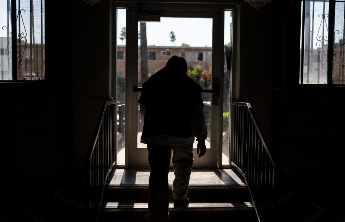 Deneffy sale de un edificio de apartamentos en Los Ángeles, en donde su familia comparte un apartamento tipo estudio con un compañero de piso.