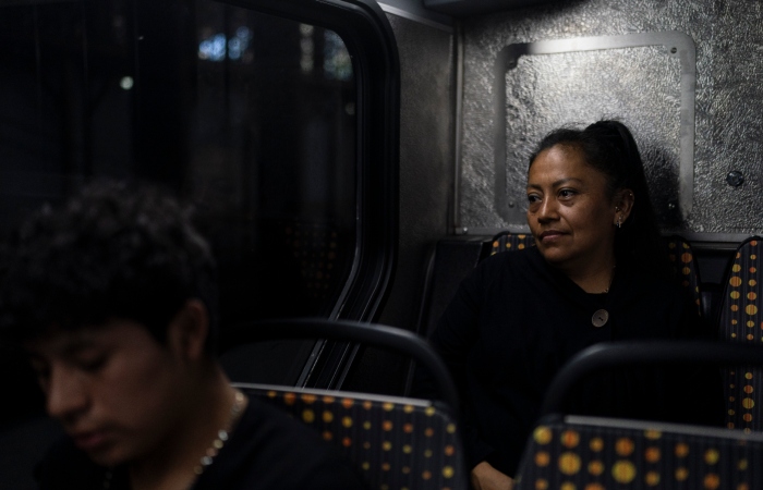 La madre de Deneffy Sánchez, Lilian López, viaja en autobús a Beverly Hills, California, en donde limpia casas, el sábado 24 de junio de 2023, en Los Ángeles. Está tratando urgentemente de ganar más dinero mientras busca una mejor situación de vida. 