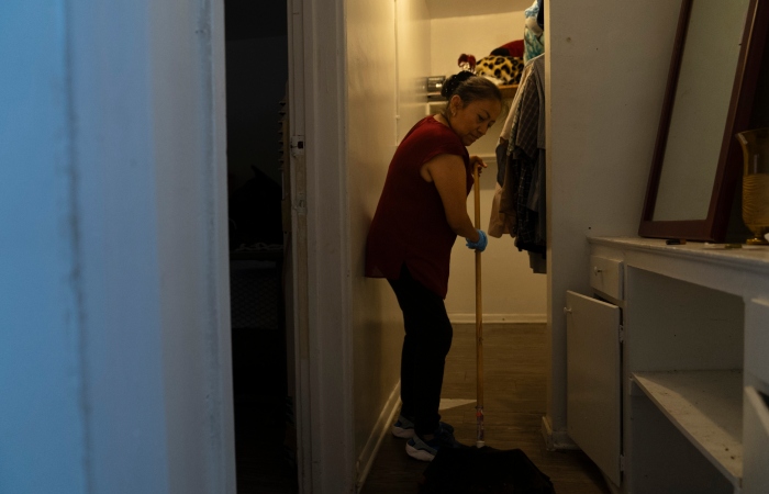 La madre de Deneffy limpia uno de los vestidores en los que uno de los antiguos compañeros de piso de la familia dormía antes de mudarse.