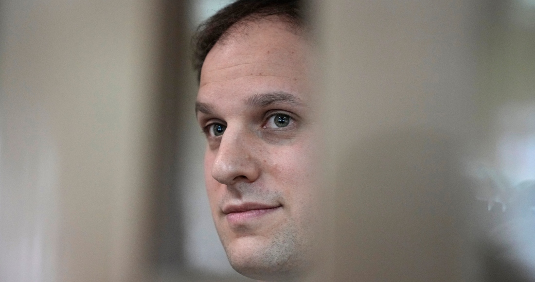 El reportero de Wall Street Journal, Evan Gershkovich, en una sala del tribunal de la ciudad de Moscú, el 10 de octubre de 2023.