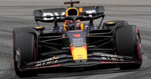 Max Verstappen, piloto holandés de Red Bull, toma una curva durante la sesión de clasificación del Gran Premio de Fórmula 1 de Brasil, en el circuito de Interlagos en Sao Paulo, Brasil, el viernes 3 de noviembre de 2023. El Gran Premio de Brasil se correrá el domingo. Foto: Andre Penner, AP