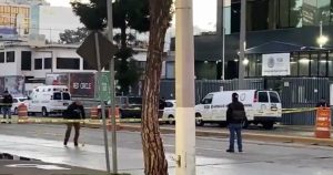 Hombres armados llegaron a las instalaciones de la Fiscalía General de la República de Tijuana y realizaron varias detonaciones hacia el edificio. Foto: Twitter @JJDiazMachuca