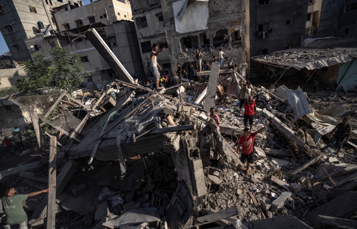 Palestinos miran la destrucción después de ataques israelíes contra la Franja de Gaza, en Jan Yunis, el sábado 4 de noviembre de 2023.