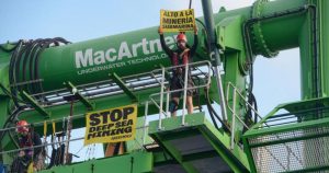 Activistas de Greenpeace abordaron un barco de minería en el fondo del mar en el Océano Pacífico entre Hawai y México. Foto: Twitter @greenpeacemx