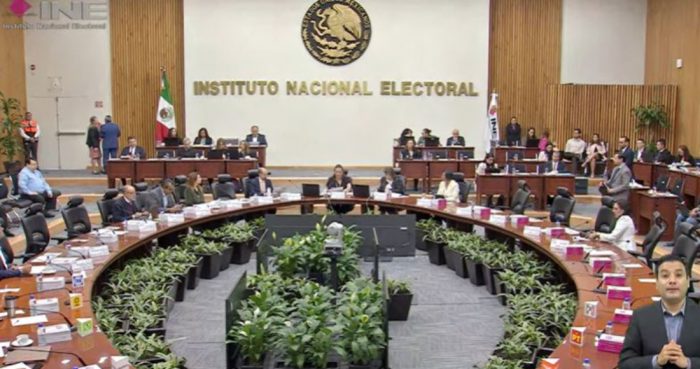 Durante una sesión extraordinaria, el Consejo General del Instituto Nacional Electoral (INE) estableció este jueves las reglas básicas para la realización de los tres debates entre las candidaturas a la Presidencia de la República en 2024.