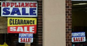 Una tienda con carteles que anuncian ofertas, en Arlington Heights, Illinois, el 8 de noviembre de 2023. Foto: Nam Y. Huh, AP