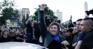 Javier Milei, candidato de la coalición La Libertad Avanza, saluda a sus seguidores durante un acto de campaña en Rosario, Argentina, el 14 de noviembre de 2023.