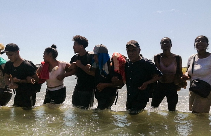 Autoridades de Texas reportaron que en septiembre el fenómeno migratorio por esta frontera registró el más alto número de detenciones de migrantes en la historia. Tan sólo por la frontera Piedras Negras-Eagle Pass, 15 mil migrantes cruzaron las aguas del Río Bravo en 10 días. Miles de migrantes llegan a diario a Piedras Negras en tren, caminando por la carretera 57 y hasta en autobús, con la intención de cruzar la frontera y entregarse a las autoridades migratorias para solicitar asilo. Niños, mujeres en cinta, recién nacidos y discapacitados forman parte de los numerosos grupos de migrantes que día y noche llegan a Piedras Negras, en su mayoría venezolanos.