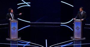 El candidato oficialista y Ministro de Economía Sergio Massa, a la derecha, y Javier Milei, abanderado de Libertad Avanza, participan en el debate presidencial, el domingo 12 de noviembre de 2023, en Buenos Aires.