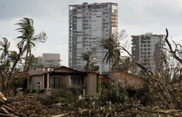 Edificios rodeados de escombros tras el paso del devastador huracán "Otis". Foto: Félix Márquez, AP
