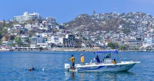 Buzos especializados llevan acabo inmersiónes en las zonas de barcos para localizar cuerpos de personas desaparecidas en el mar, tras el paso del huracán "Otis".