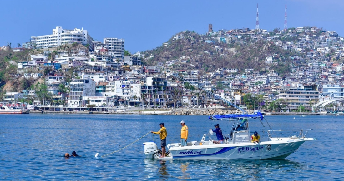Buzos especializados llevan acabo inmersiónes en las zonas de barcos para localizar cuerpos de personas desaparecidas en el mar, tras el paso del huracán "Otis".
