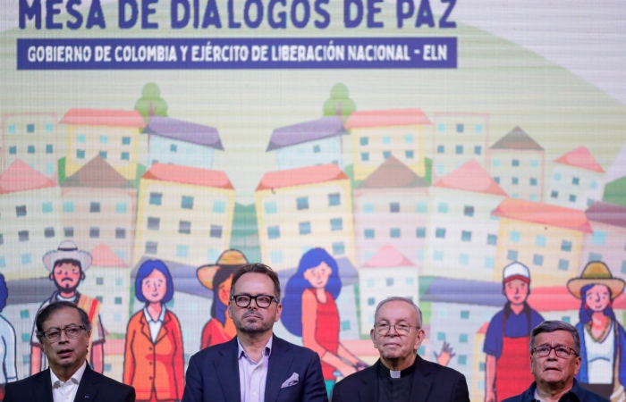 De izquierda a derecha, el Presidente de Colombia, Gustavo Petro; el enviado de la Organización de las Naciones Unidas (ONU), Carlos Ruiz Massieu; monseñor Héctor Henao; y el líder del Ejército de Liberación Nacional, Israel Ramírez, alias Pablo Beltrán, durante un acto que marca el inicio formal de una tregua de seis meses como parte de un proceso para alcanzar una paz duradera entre el ELN y el Gobierno, en Bogotá, Colombia, el 3 de agosto de 2023.