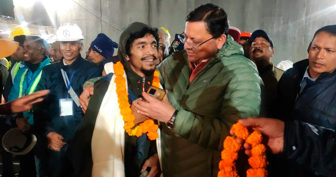La foto distribuida por el Departamento de Información y Relaciones Públicas del estado de Uttarakhand muestra a un trabajador rescatado del derrumbe de un túnel en Silkyara, Uttarakhand, India, el 28 de noviembre de 2023. Los 41 trabajadores atrapados bajo tierra durante 17 días fueron rescatados