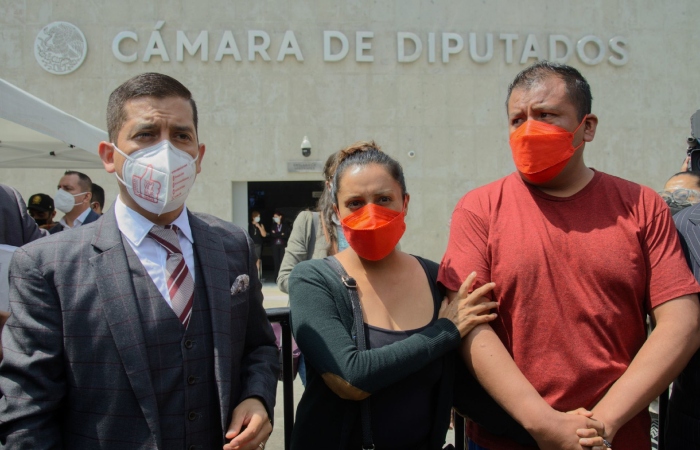 Teófilo Benítez, abogadom junto a Raúl Reyes y María Guadalupe Lezama, padres del menor violentado sexualmente por Saúl Huerta, acudieron al acceso principal del Palacio Legislativo de San Lázaro, el 11 de agosto de 2021. 