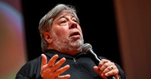 El cofundador de Apple, Steve Wozniak, habla en la Conferencia Novathon en Budapest, Hungría, el 30 de octubre de 2019. Wozniak permanece hospitalizado en la Ciudad de México el miércoles 9 de noviembre de 2023, luego de un "problema de salud" mientras estaba en la ciudad para hablar en una rueda de negocios. (Marton Monus/MTI vía AP, archivo)