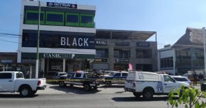 El subdirector operativo de la Policía Municipal de Zapopa, Carlos Manuel Flores Amezcua, fue asesinado a balazos esta mañana en el interior de una cafetería. Foto: Twitter @SaucedoCharly