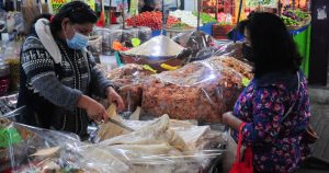 Los mexicanos se preparan para la cena de Navidad. Foto: Cuartoscuro.