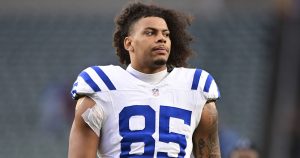 El tight end de los Colts de Indianápolis Drew Ogletree sale del campo tras el duelo ante los Bengals de Cincinnati. Foto: AP. 