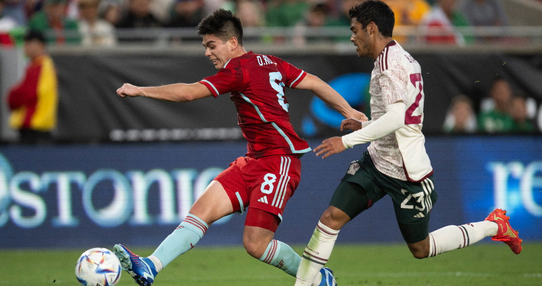 El volante colombiano Daniel Ruiz dispara frente al mediocampista mexicano Brian García, durante un partido amistoso en Los Ángeles, el sábado 16 de diciembre de 2023 (AP Foto/Kyusung Gong)