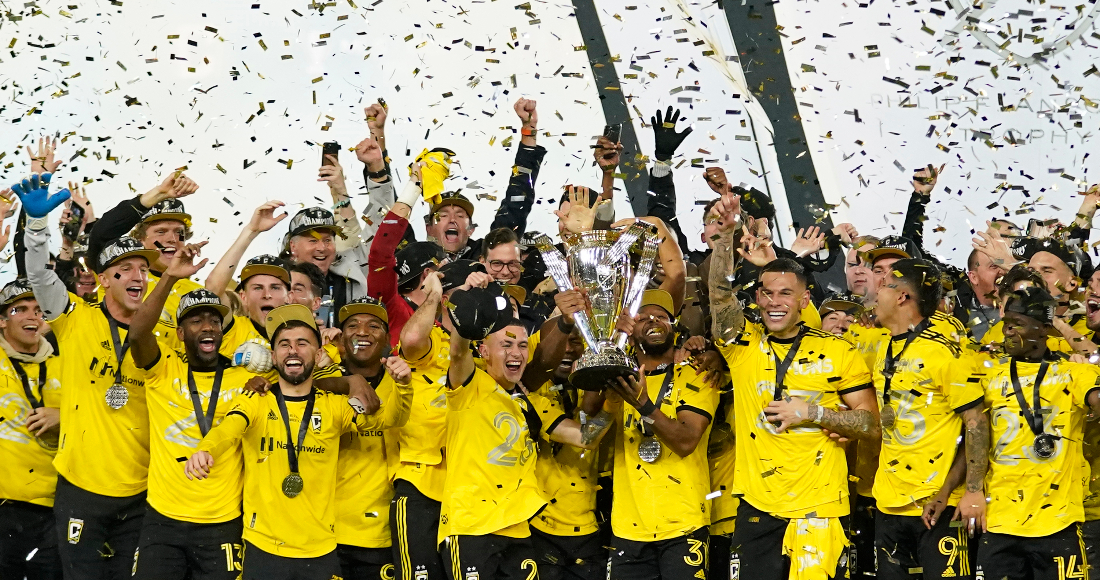 Los jugadores de Columbus Crew alzan el trofeo de campeones de la MLS tras vencer 2-1 a LAFC en la final, el sábado 9 de diciembre de 2023, en Columbus, Ohio. (AP Foto/Sue Ogrocki)