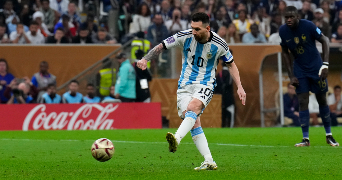 Lionel Messi anota de penal el primer gol de Argentina en la final contra Francia en la Copa Mundial, el 18 de diciembre de 2022, en Lusail, Qatar.