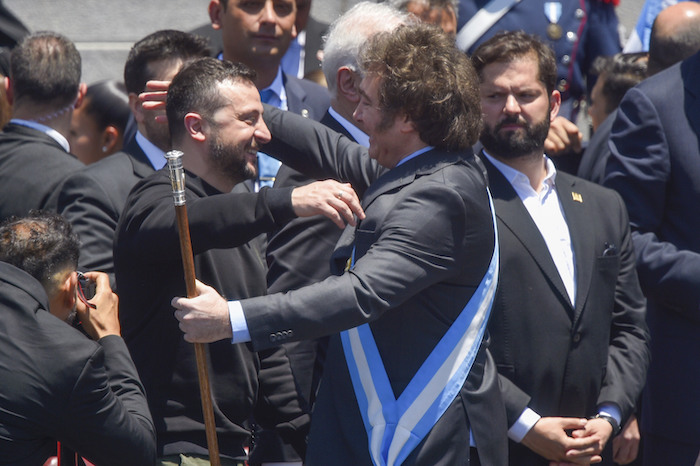 El Presidente ucraniano, Volodímir Zelenski, abraza al recién juramentado Presidente de Argentina, Javier Milei, durante el Congreso en Buenos Aires, Argentina, el domingo 10 de diciembre de 2023.