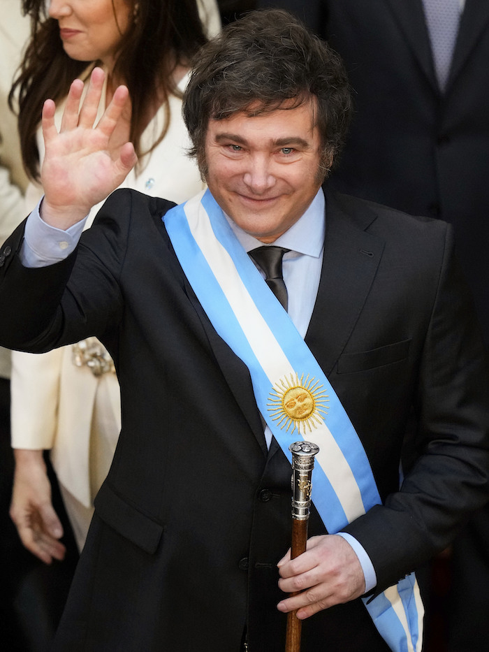 El Presidente entrante de Argentina, Javier Milei, saluda después de su ceremonia de juramento en el Congreso en Buenos Aires, Argentina, el domingo 10 de diciembre de 2023.