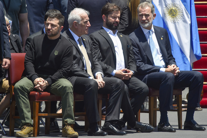 De izquierda a derecha, el Presidente ucraniano Volodímir Zelenski, el mandatario de Armenia, Vahagn Khachaturyan, el Presidente de Chile, Gabriel Boric, y el rey español Felipe VI asisten a la ceremonia de juramentación del nuevo Presidente de Argentina, Javier Milei, en el Congreso en Buenos Aires, Argentina, el domingo 10 de diciembre de 2023.