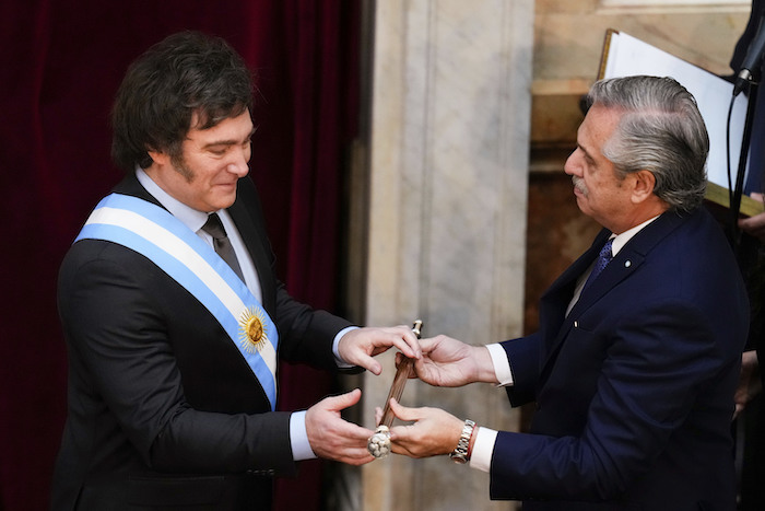 El Presidente entrante de Argentina, Javier Milei, recibe el bastón presidencial del mandatario saliente, Alberto Fernández, en el Congreso en Buenos Aires, Argentina, el domingo 10 de diciembre de 2023.