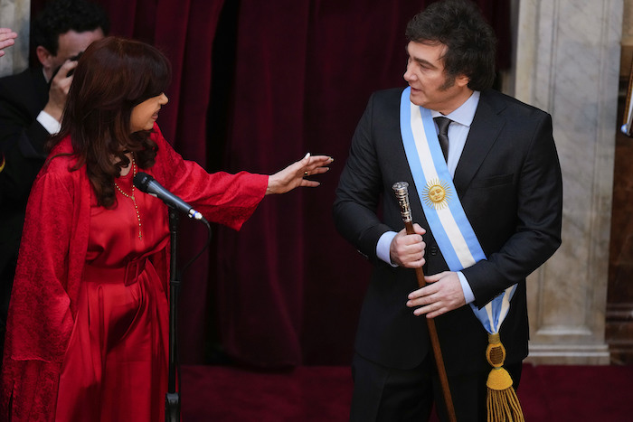 La Vicepresidenta saliente Cristina Fernández habla con el Presidente entrante de Argentina, Javier Milei, durante su ceremonia de juramento en el Congreso en Buenos Aires, Argentina, el domingo 10 de diciembre de 2023.