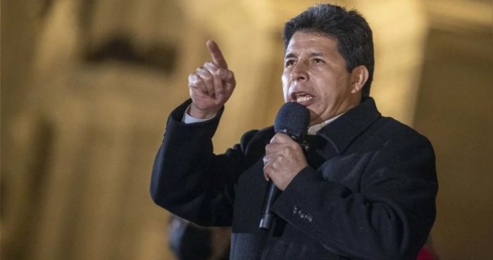 La Presidenta Dina Boluarte se apresta a cumplir su primer aniversario en funciones en medio de una situación compleja. Por lo pronto, el Gbierno aprobó un decreto que permitirá elevar las penas de cárcel por bloqueo de carreteras y disturbios, en previsión de lo que pudiera ocurrir este 7 de diciembre, un año después del fallido intento de golpe de Estado contra Pedro Castillo.