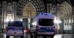 Las medidas de seguridad en la catedral de Colonia, Alemania, el 24 de diciembre de 2023.. (Roberto Pfeil/dpa via AP)