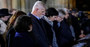 El Presidente checo Petr Pavel asiste a un oficio por los muertos en el tiroteo en la Facultad de Filosofía de la Universidad Carolina en Praga, sábado 23 de diciembre de 2023. El tiroteo dejó un saldo de 14 muertos y numerosos heridos. (AP Foto/Petr David Josek)