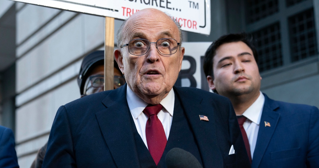 El exalcalde de Nueva York, Rudy Giuliani, habla con la prensa afuera de un tribunal federal en Washington, el 15 de diciembre de 2023.