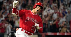 El japonés Shohei Ohtani, de los Angelinos de Los Ángeles, festeja tras conectar un jonrón de dos carreras ante los Yanquis de Nueva York, el 17 de julio de 2023 (AP Foto/Mark J. Terrill, archivo)