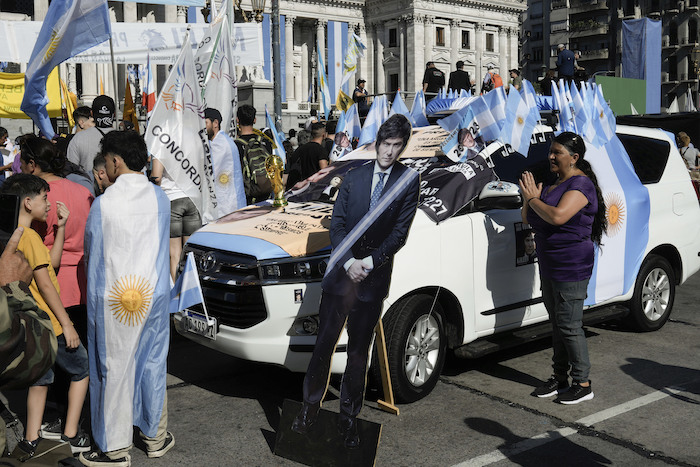 Simpatizantes del Presidente entrante de Argentina, Javier Milei, se reúnen frente al Congreso antes de su ceremonia de juramentación en Buenos Aires, Argentina, el domingo 10 de diciembre de 2023.